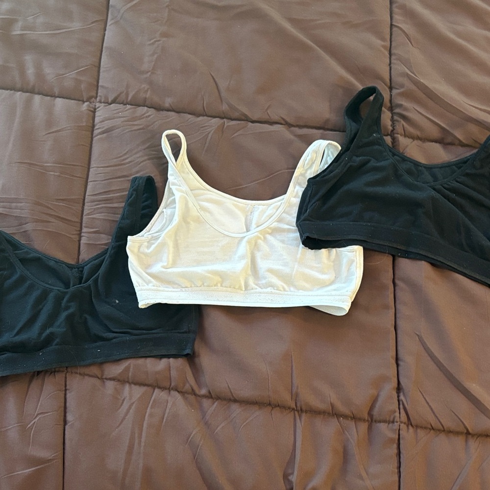 Uniqlo Kids Sports Bras in Black and White - Picture 3 of 3